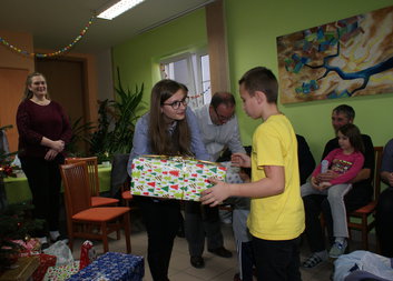 Předávání dárků dětem z Domova pro matky a otce v tísni