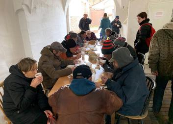 Polévka a řízek pro lidi bez domova