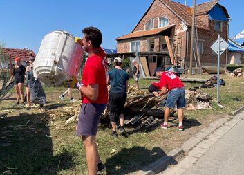 Dobrovolníci pomáhají