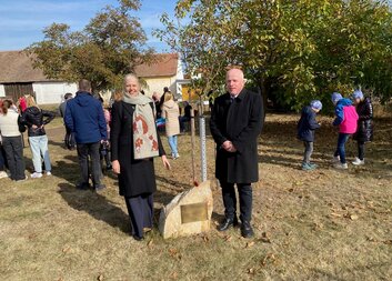 Setkání u stromu Olgy Havlové k 90. výročí narození
