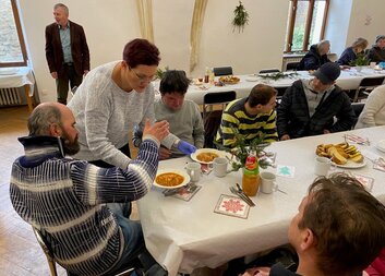 Slavnostní oběd pro lidi bez domova