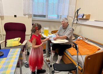 Děti z domova rozdávaly přáníčka seniorům v Božicích