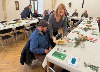 Štědrý řízek pro lidi bez domova